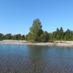 Il paesaggio caratterizzato da ampie zone di greto del Trebbia, (importante presenza di uccelli migratori)