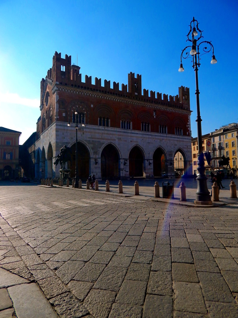Piazza Cavalli - Palazzo Gotico