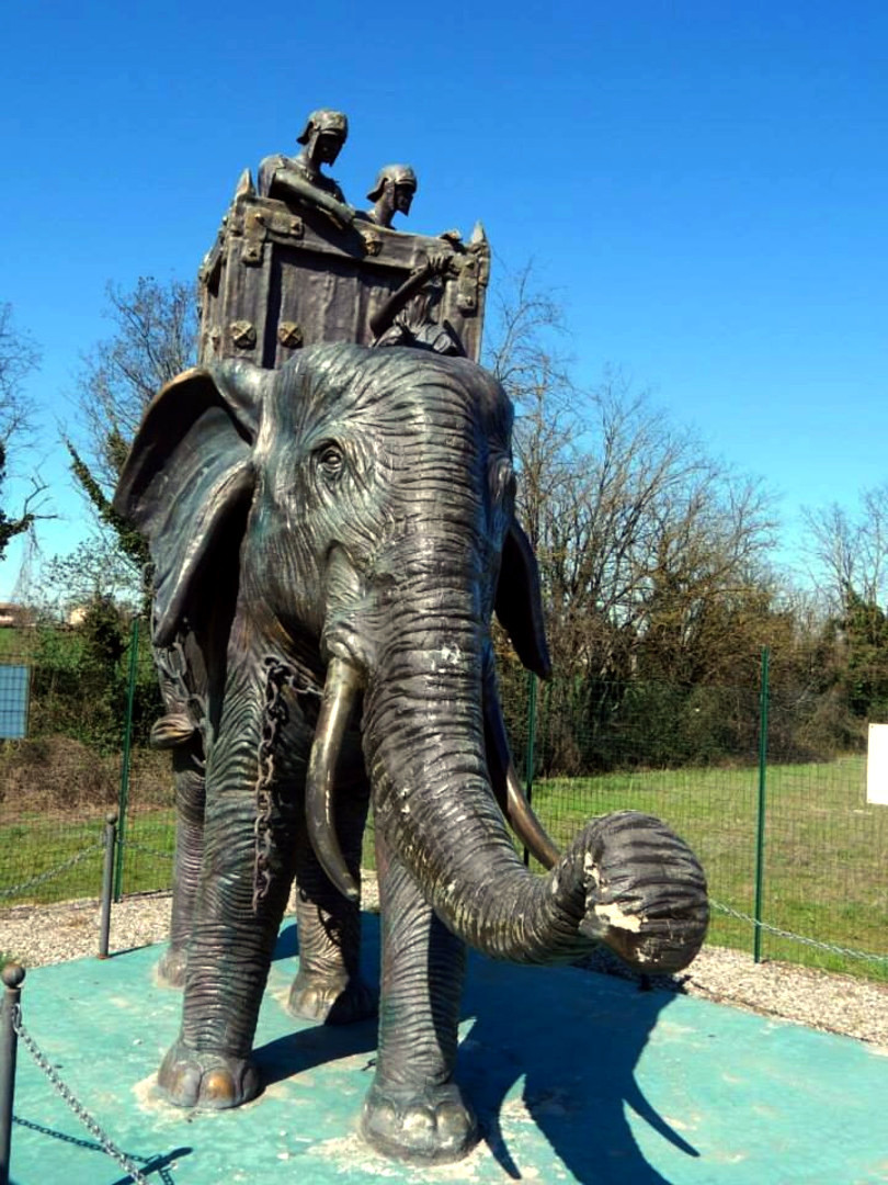 Elefante da guerra cartaginese presso il Ponte di Tuna a ricordo della Battaglia della Trebbia