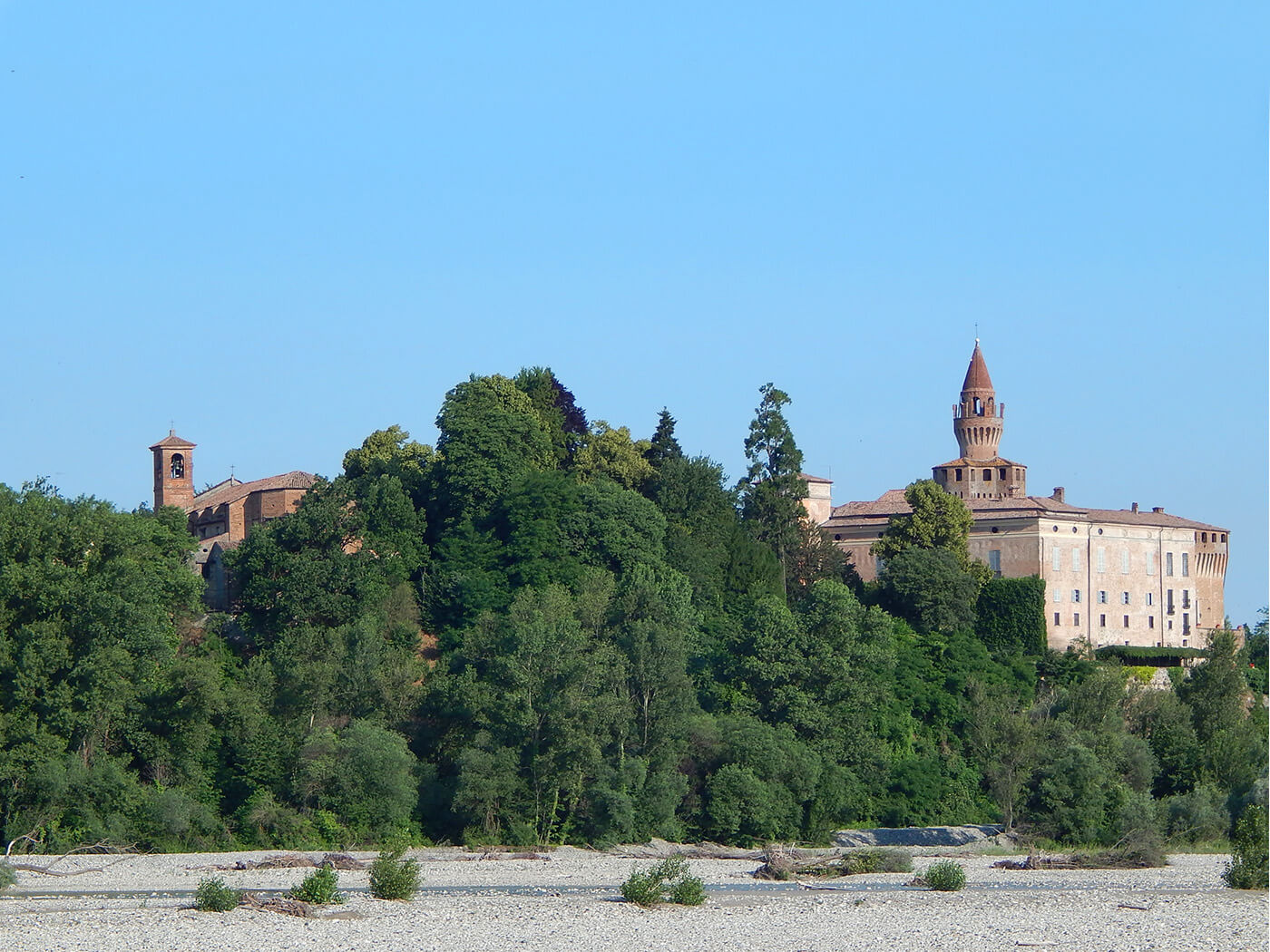 castello-rivalta-primavera